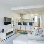 Type F2 Renove- Quartier Elysee Paris